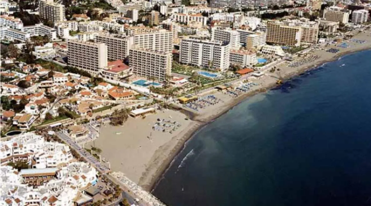 Seaside Serenity: Torremolinos Apartment with Pool and Views